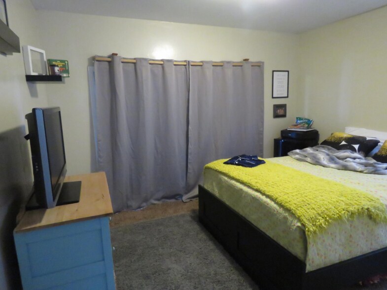 first floor bedroom - 720 3rd St N