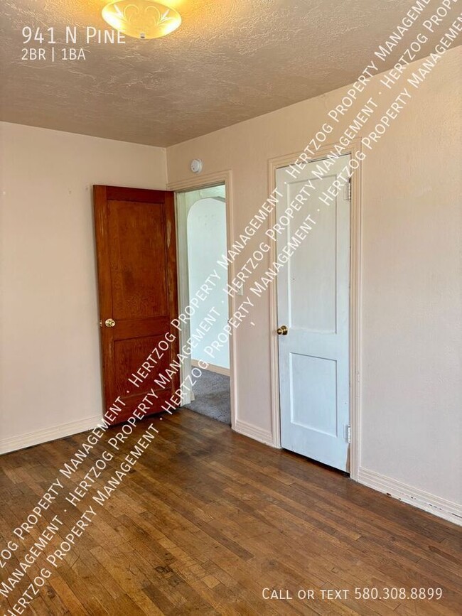 Building Photo - 941 N Pine-