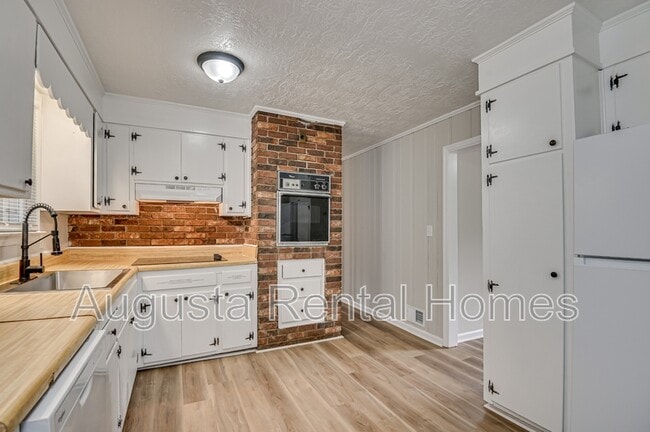 Building Photo - 323 Pineview Dr