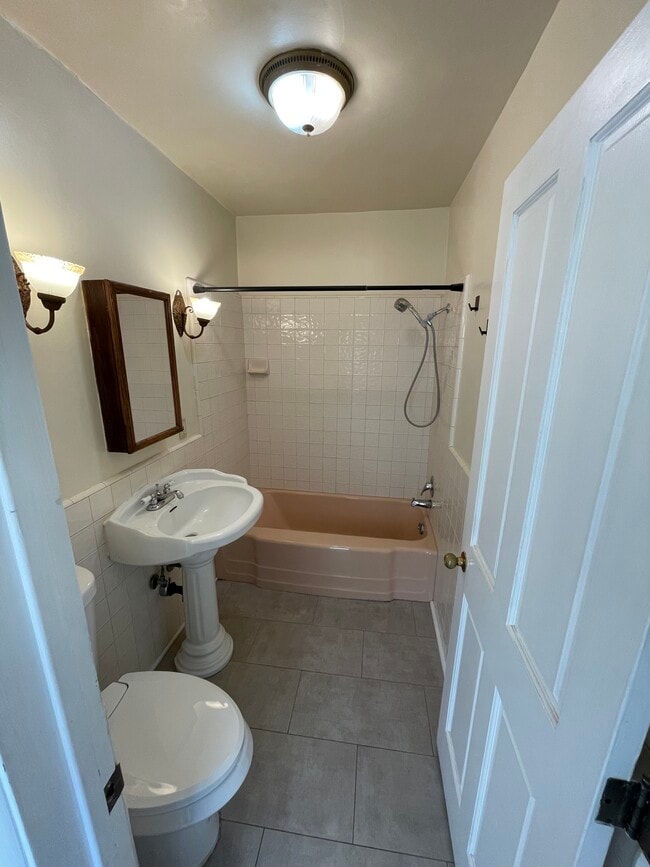 Building Photo - 2360 N Windsor Ave