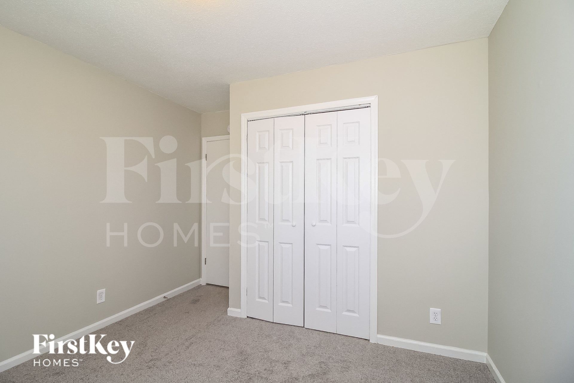 Building Photo - 318 Elm Dr
