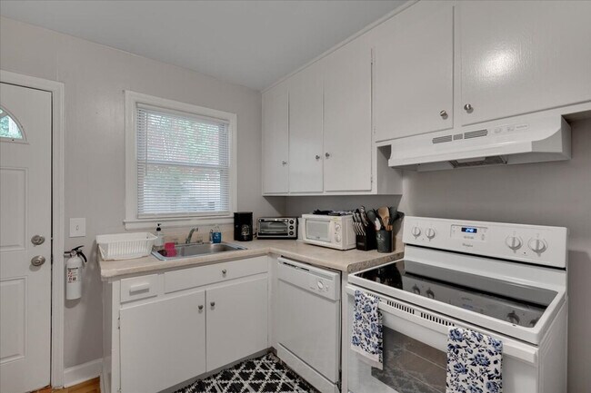 Building Photo - 803 W Markham Ave