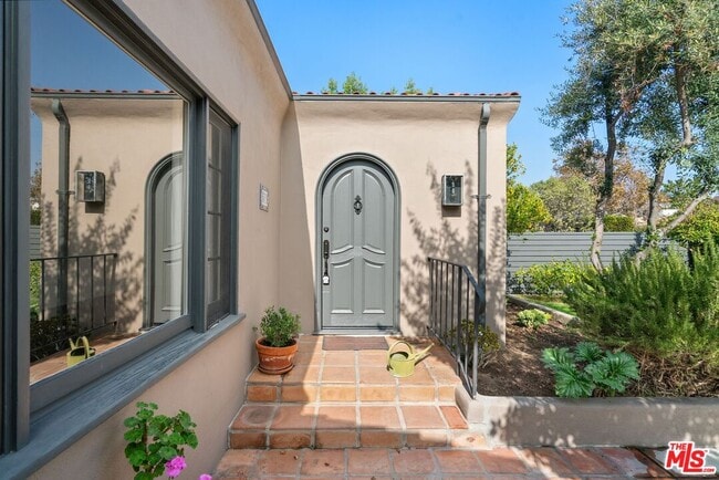 Building Photo - 619 S Sycamore Ave