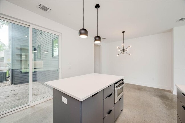 Building Photo - 1206 Justin Ln