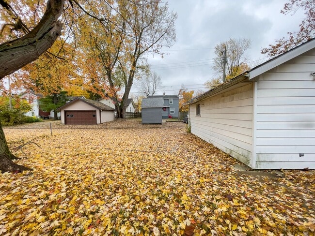 Building Photo - PRELEASING for AUGUST! Close to Campus