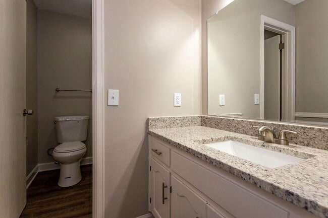 Building Photo - ** 4 bed 2 bath located in Dalraida close ...
