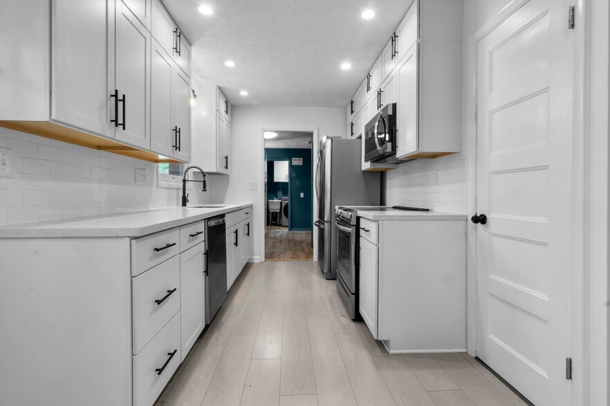 Building Photo - 820 Eaglewood Dr