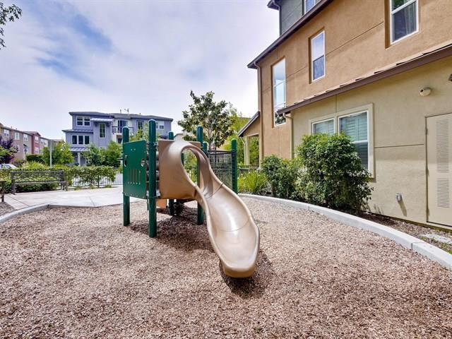 Building Photo - Meticulously Maintained 3 Bed 3 Bath Townh...