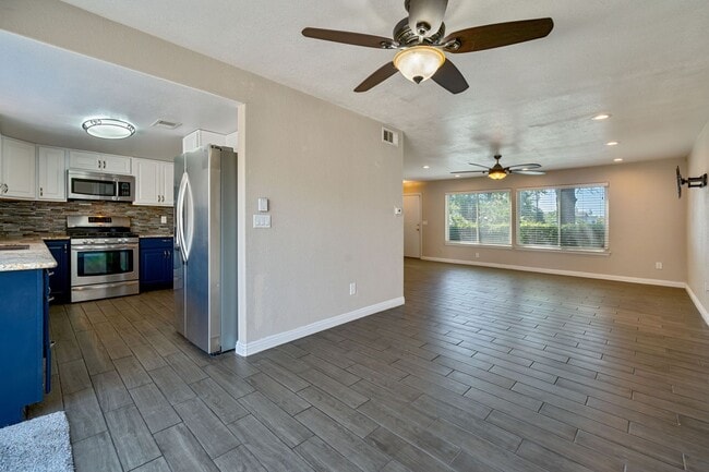 Building Photo - Beautifully Updated 3-Bed Townhome in Carm...