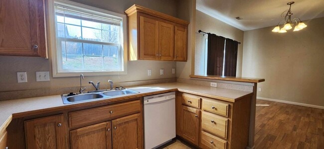 Building Photo - Spacious Town House for Rent