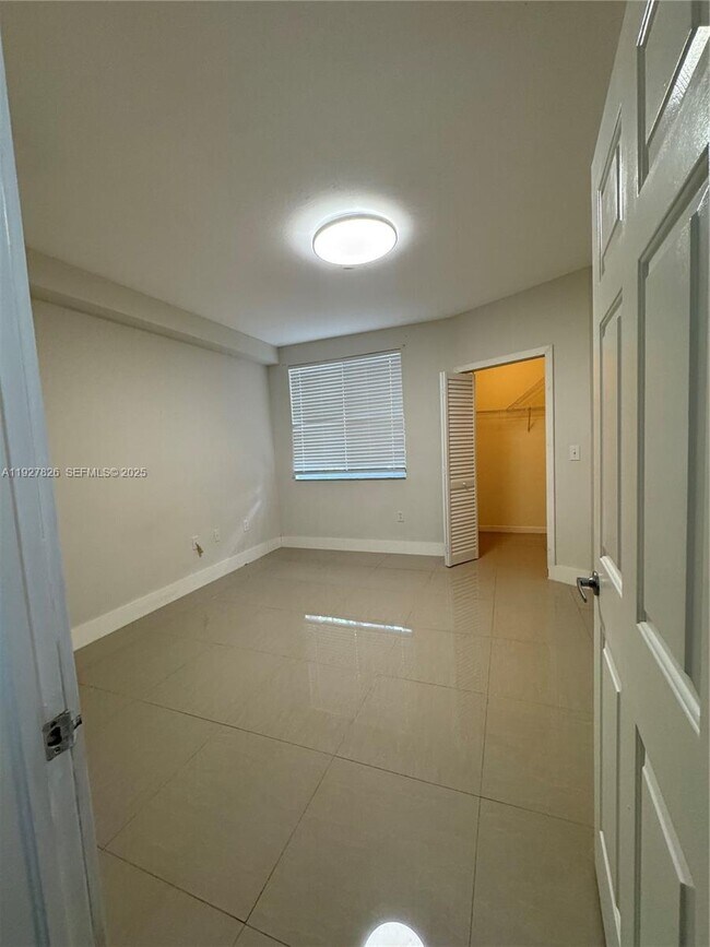 Building Photo - 8000 N Nob Hill Rd