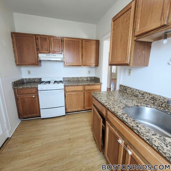 Building Photo - 88 Maple St