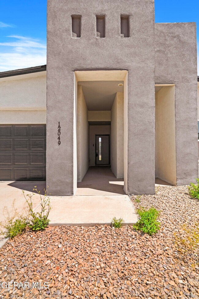 Building Photo - 12049 Hidden Gdns