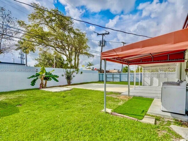 Building Photo - 9494 SW 39th St