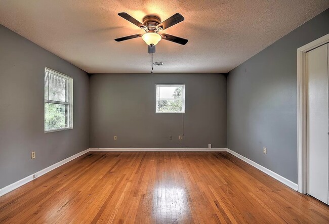 Building Photo - 311 Redstone Dr