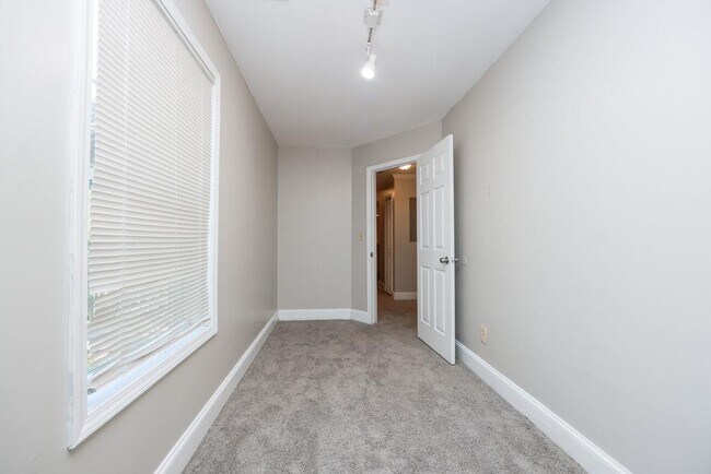 Building Photo - 3873 King Edward Trail SW