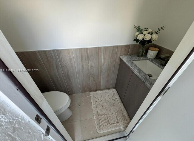 Building Photo - 2900 SW 16th St