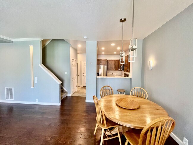 Building Photo - *ONE MONTH FREE RENT!* Beautifully Updated 3 Bedroom Town Home