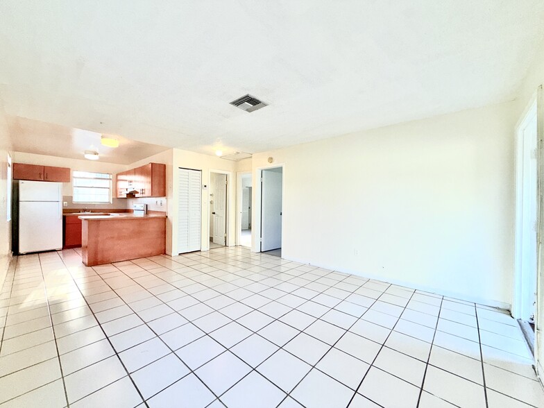 Building Photo - 800 NE 14th St