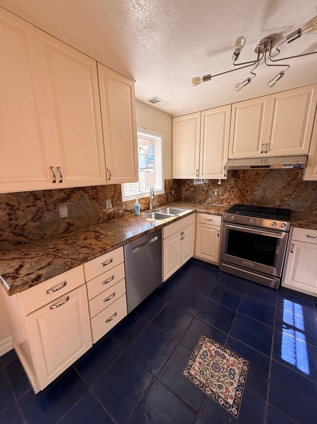 Building Photo - 4013-4015 Beresford Street