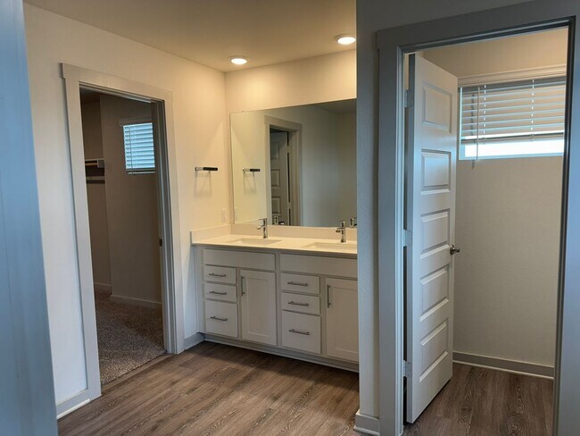 Building Photo - Ready for move-in! Spacious 4-bedroom, 3-b...