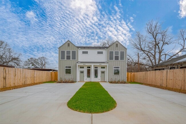 Building Photo - 918 St Clair St