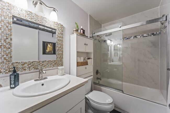 Building Photo - 712 Pacific St