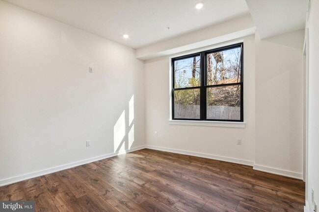 Building Photo - 6211 Woodbine Ave