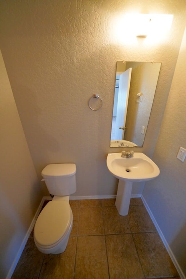 Building Photo - Charming 4-Bedroom, 2.5-Bathroom Home in C...