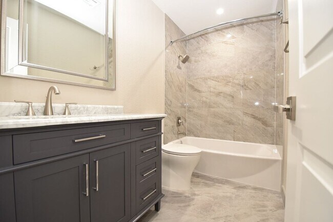 Building Photo - Stunning 2-Bedroom, 2-Bathroom Condo Located at The Lakes!