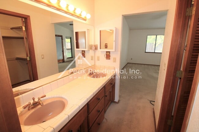 Building Photo - Wonderful Orangevale 4bd/2ba Home with 2 Car Garage!