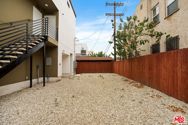 Building Photo - 4232 Rosewood Ave