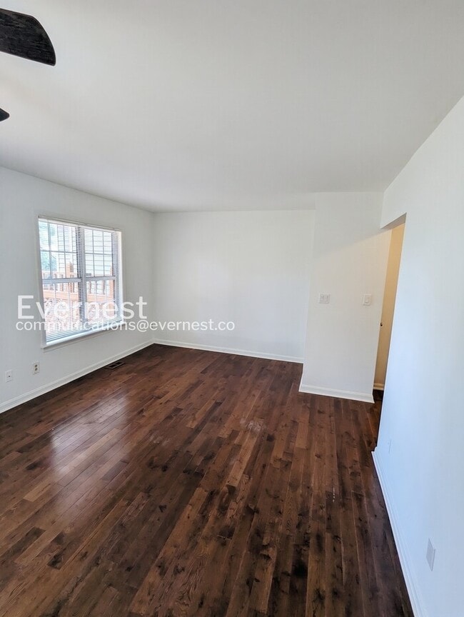 Building Photo - 3 Bed, 3.5 Bath Townhome with Modern Amenities / Available Soon!