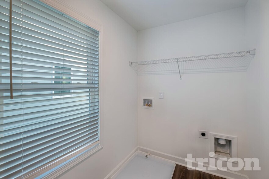 Building Photo - 132 E Rdg Wy