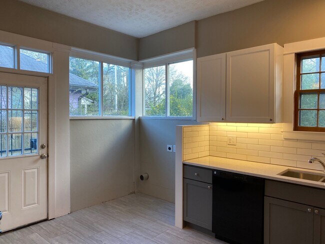 Building Photo - 1756 Thompson Ave