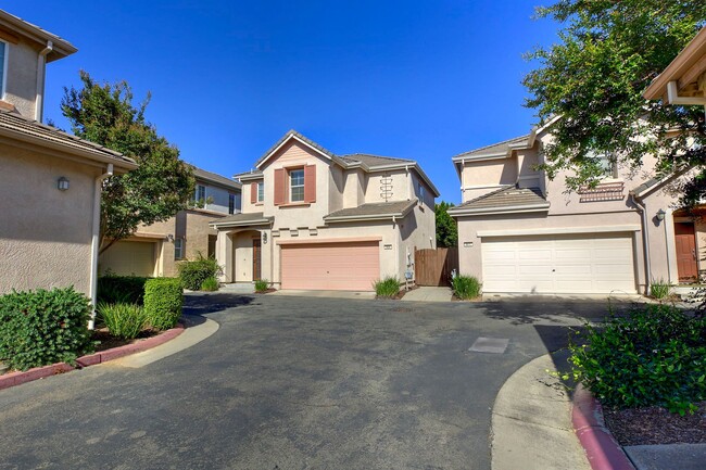 Building Photo - 905 Equinox Loop
