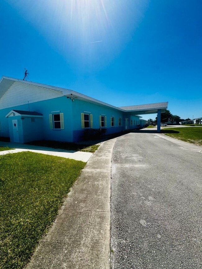 Building Photo - Welcome to your Florida retirement dream in desirable Hollywood Estates.