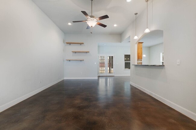 Building Photo - Kerrville, TX!  Country Charm with Modern Flair.