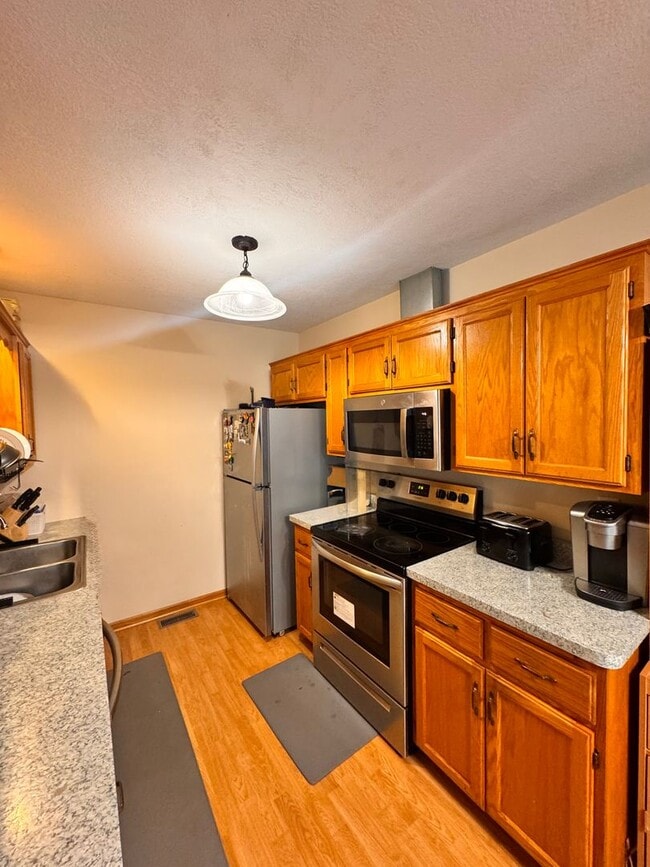 Building Photo - Gorgeous 3 Bedroom, 2 Full Bathroom Townhome in Desirable Location