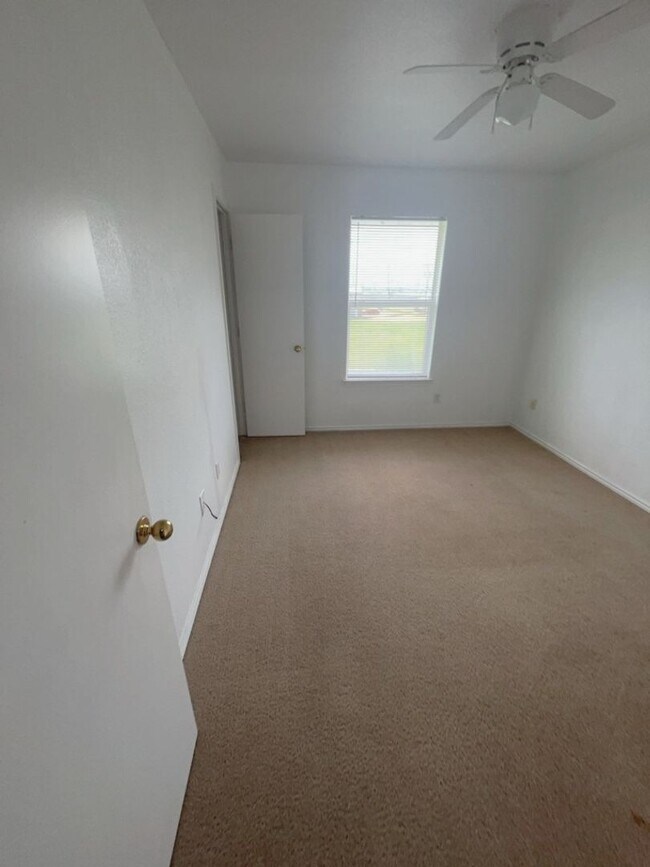 Building Photo - AVAILABLE NOW! Pets Allowed!