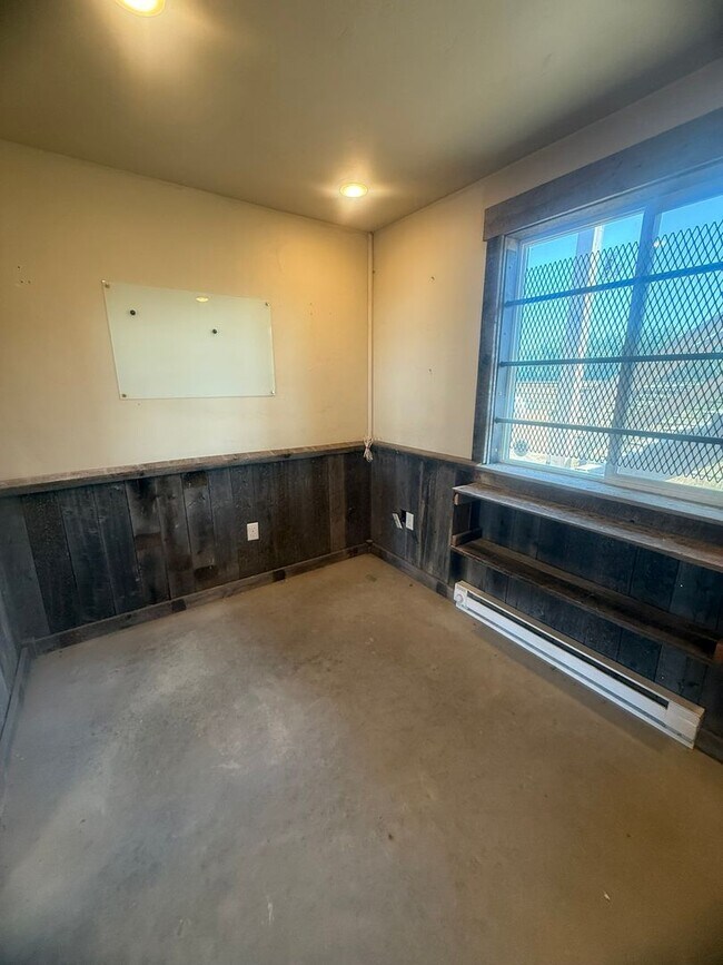 Building Photo - 669 Bluegrass Dr