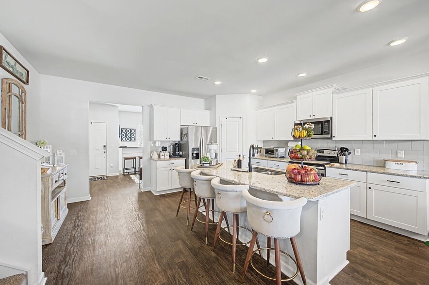 Building Photo - 2784 Nottingham Dr