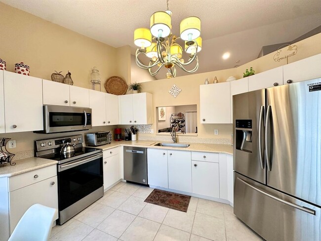 Building Photo - 6129 Heliconia Rd