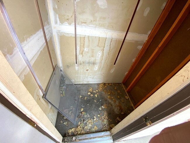 Building Photo - 3 Bedroom, 1.5 Bathroom Townhouse Next to High School and Middle School