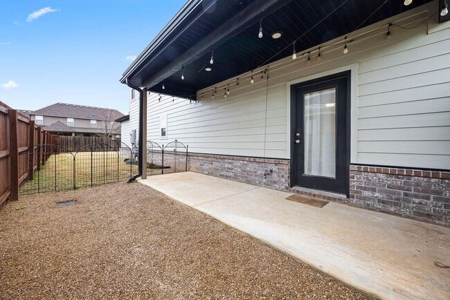 Building Photo - 1721 W Whitney Ln