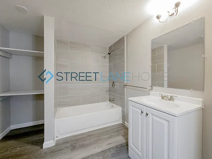 Building Photo - 2140 Miracle Ave