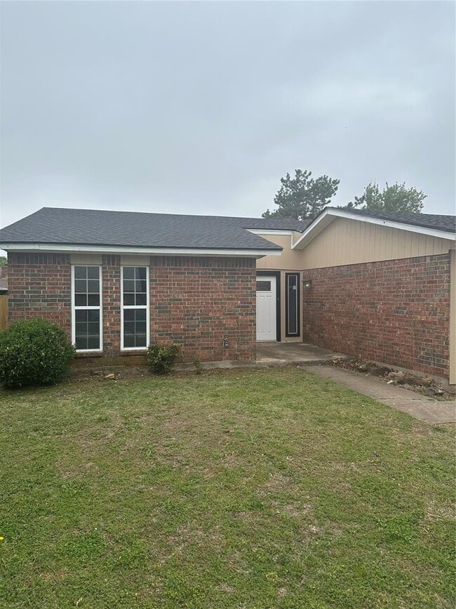 Building Photo - 1318 Alviola Ave