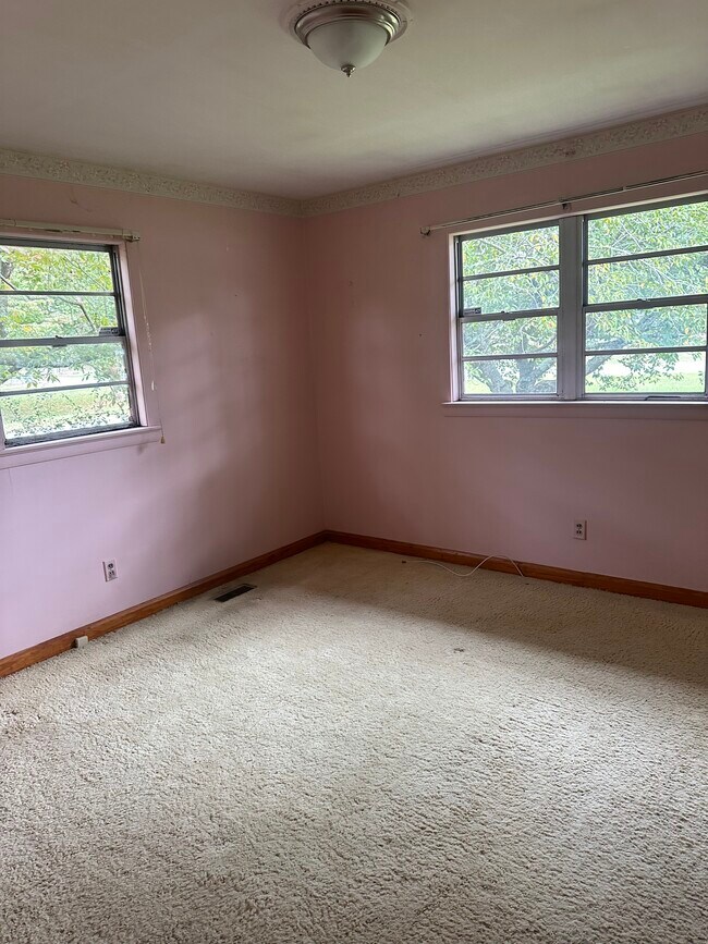 Building Photo - 303 Kansas Ave