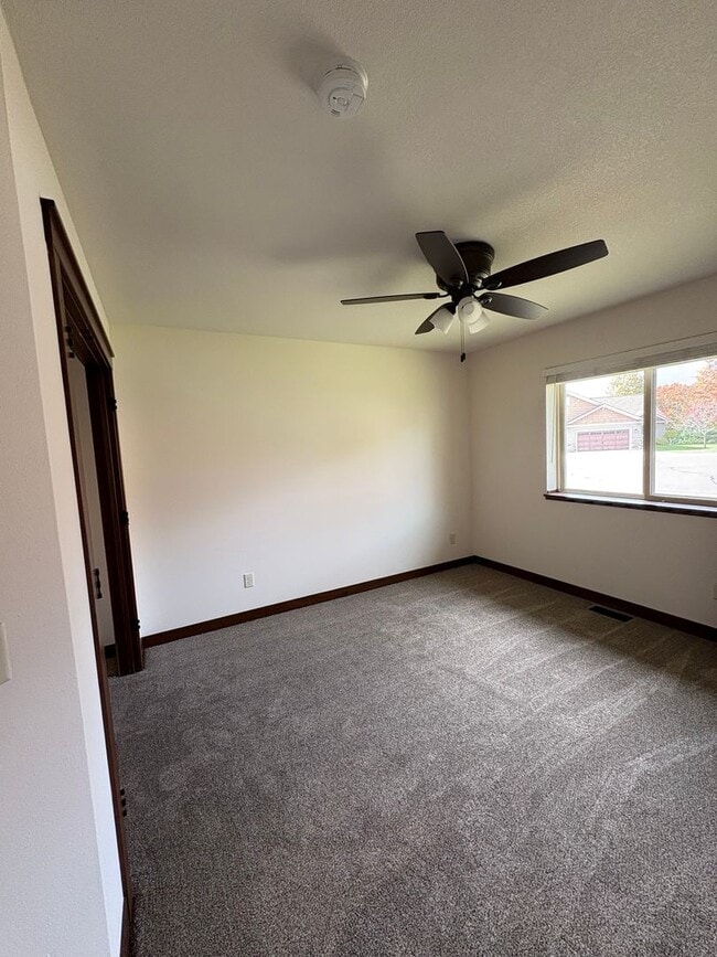Building Photo - 588 Blue Karner Dr
