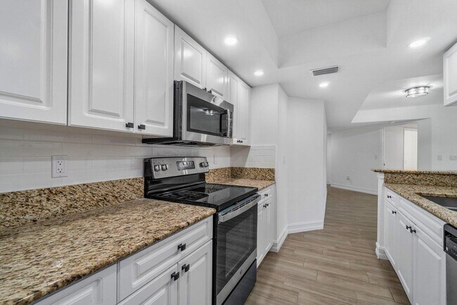 Building Photo - 1500 Crestwood Ct S